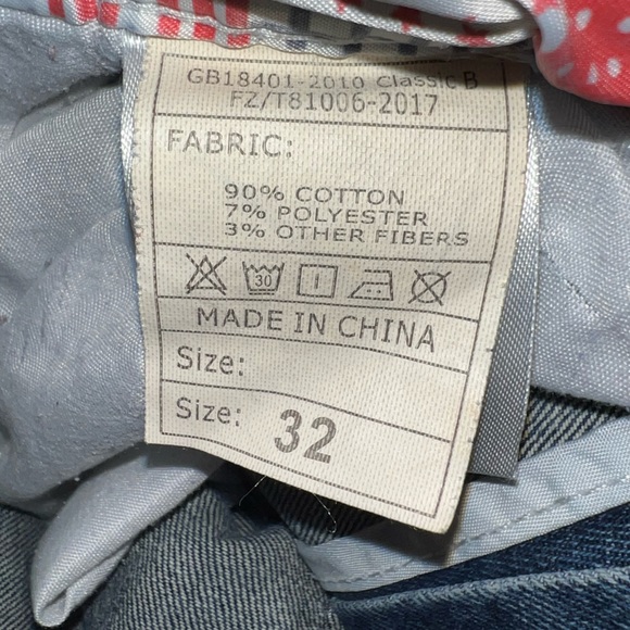 Barely worn distressed fashion jeans. Very nice pattern along the east band. - Picture 6 of 6